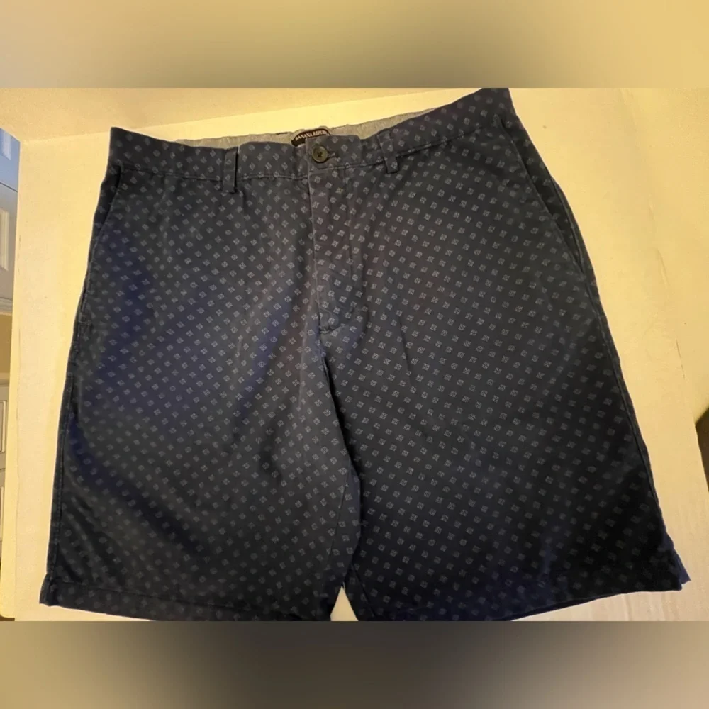 BANANA REPUBLIC MENS SHORTS SIZE 36 NAVY BLUE w/LIGHTER DESIGN.